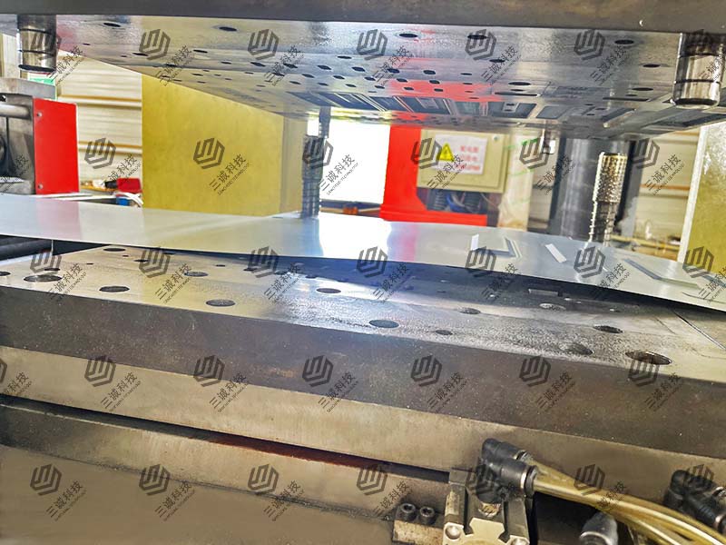 模壓電纜橋架生產線